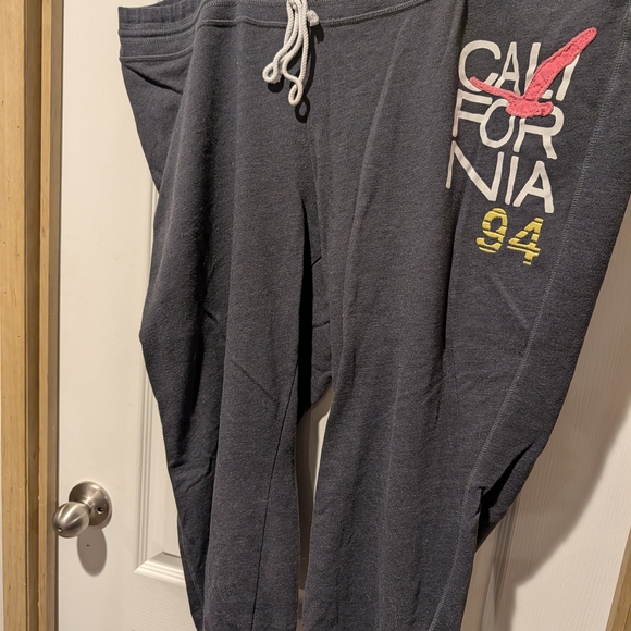 Old Navy Gray Capris with Graphic Print - Picture 2 of 2